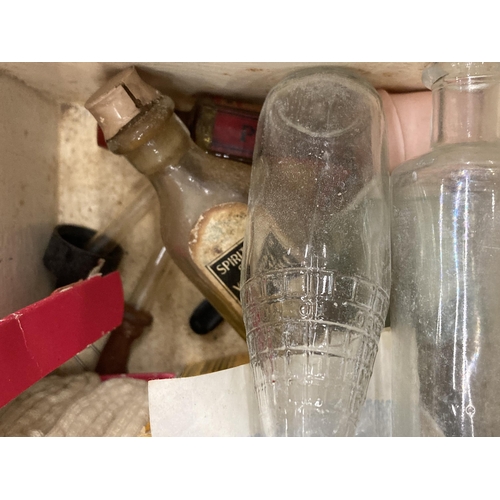 189 - A VINTAGE FIRST AID BOX WITH CONTENTS TO INCLUDE GLASS BOTTLES, ETC