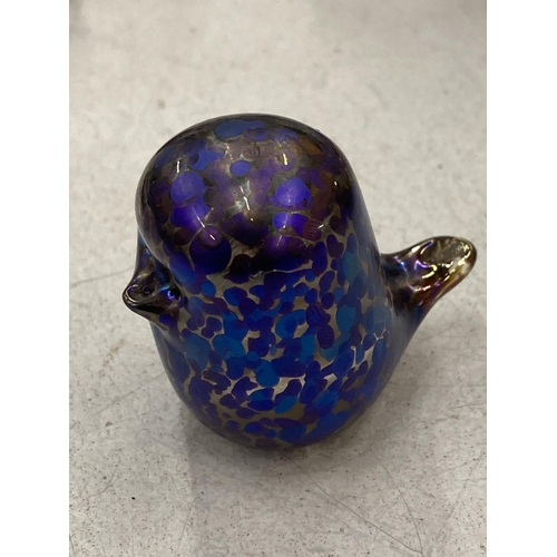 201 - A JOHN DITCHFIELD STYLE GLASS BIRD, HEIGHT 4CM