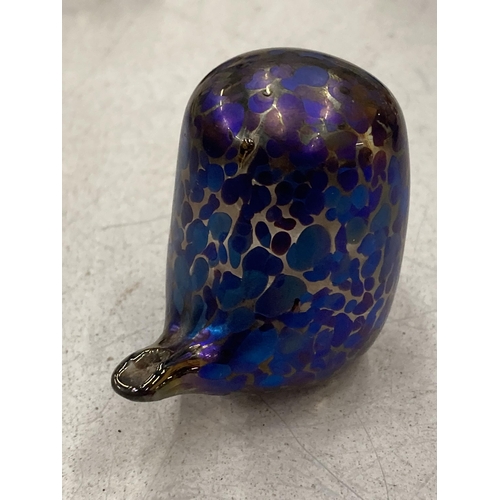 201 - A JOHN DITCHFIELD STYLE GLASS BIRD, HEIGHT 4CM