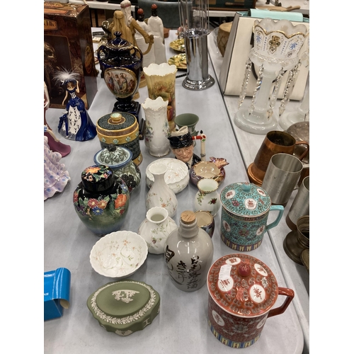 210 - A MIXED LOT OF CERAMICS TO INCLUDE A WEDGWOOD TOBACCO JAR, A/F TO LID, AYNSLEY 'ORCHARD GOLD' VASE, ... 