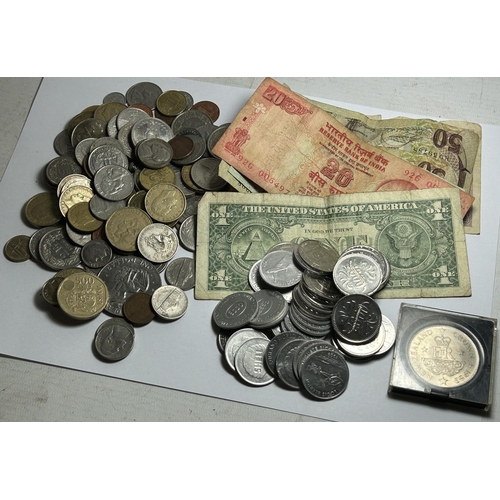 371 - AN ASSORTMENT OF WORLD COINS, NOTES AND TOKENS TO INCLUDE A 1974 AMERICAN DOLLAR, HALF DOLLARS AND P... 