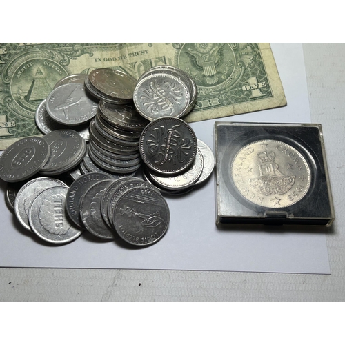 371 - AN ASSORTMENT OF WORLD COINS, NOTES AND TOKENS TO INCLUDE A 1974 AMERICAN DOLLAR, HALF DOLLARS AND P... 