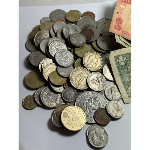 371 - AN ASSORTMENT OF WORLD COINS, NOTES AND TOKENS TO INCLUDE A 1974 AMERICAN DOLLAR, HALF DOLLARS AND P... 