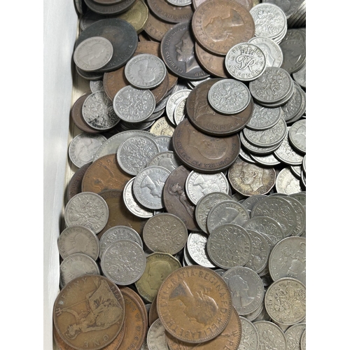 372 - AN ASSORTMENT OF VINTAGE BRITISH COINS TO INCLUDE A LARGE QUANTITY OF SIX PENCE, THREE PENCE AND PEN... 