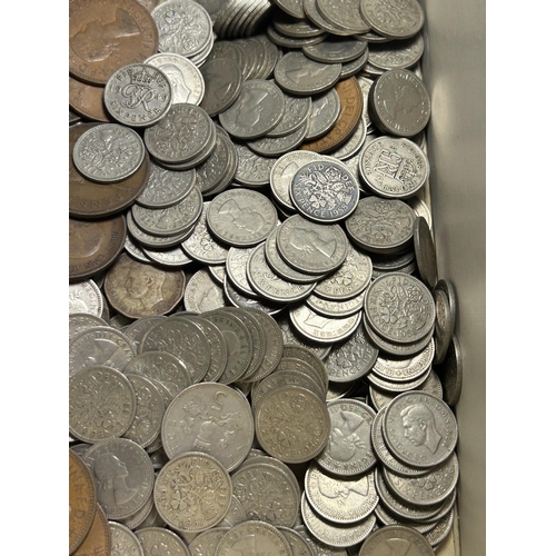 372 - AN ASSORTMENT OF VINTAGE BRITISH COINS TO INCLUDE A LARGE QUANTITY OF SIX PENCE, THREE PENCE AND PEN... 