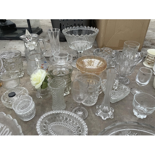 1879 - AN ASSORTMENT OF GLASS WARE TO INCLUDE VASES AND BOWLS ETC