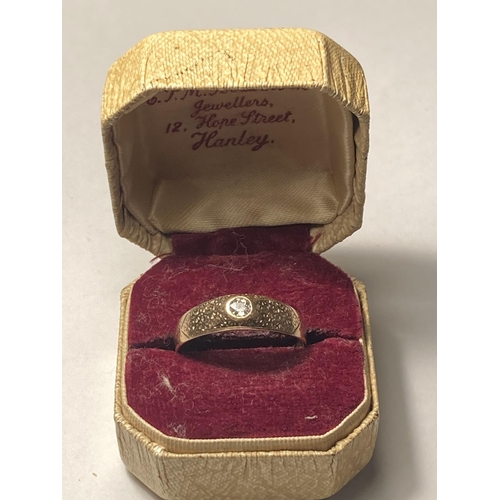 163 - AN 18 CARAT GOLD RING WITH DIAMOND SOLITAIRE WITH DECORATIVE SHOUDLERS SIZE S IN A PRESENTATION BOX