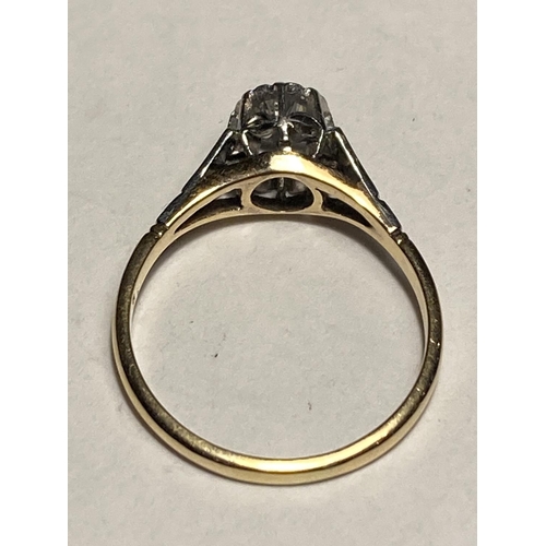 166 - AN 18 CARAT GOLD AND PLATINUM CROWNED DIAMOND SOLITAIRE RING SIZE P