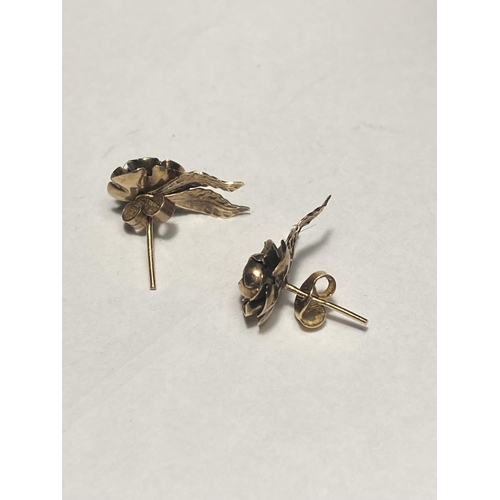 173 - A PAIR OF 9 CARAT GOLD ROSE DESIGN EARRINGS