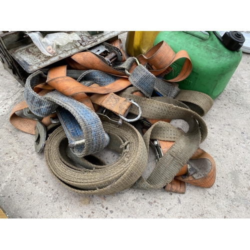 1946 - AN ASSORTMENT OF ITEMS TO INCLUDE RATCHET STRAPS AND A TOOL BOX CONTAINING AN ASSORTMENT OF TOOLS ET... 