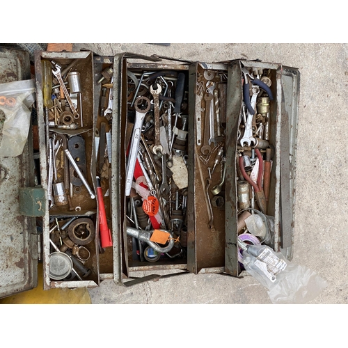 1946 - AN ASSORTMENT OF ITEMS TO INCLUDE RATCHET STRAPS AND A TOOL BOX CONTAINING AN ASSORTMENT OF TOOLS ET... 