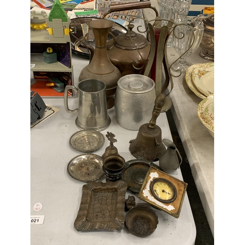 1021 - A MIXED LOT OF VINTAGE METALWARES TO INCLUDE COPPER KETTLE ETC