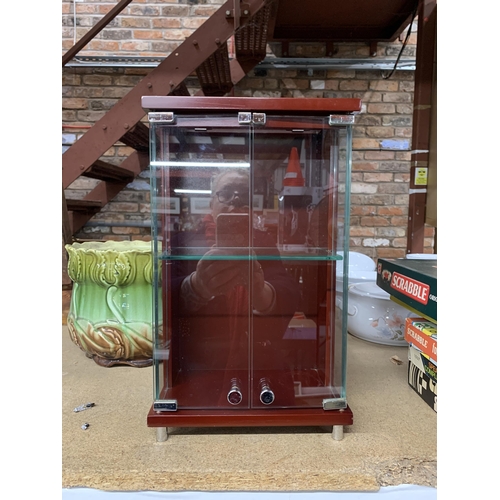 1027 - A SMALL MODERN TABLE TOP DISPLAY CABINET