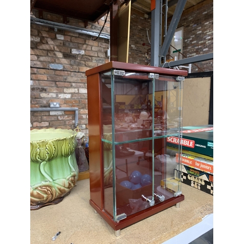 1027 - A SMALL MODERN TABLE TOP DISPLAY CABINET