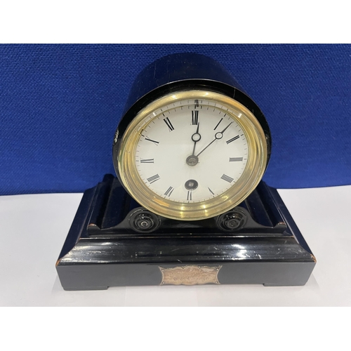 13 - AN EBONISED CASED MANTLE CLOCK WITH 8 CM DIAL. HEIGHT 18CM AND KEY