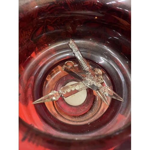 15 - A PAIR OF 19TH CENTURY DECORATIVE CRANBERRY GLASS MANTLE LUSTRES WITH GLASS PENDANTS (H:36CM)