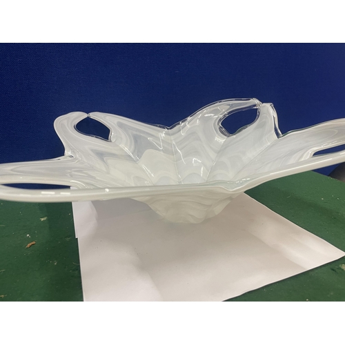 25 - A LARGE WHITE MURANO GLASS CENTRE PIECE BOWL