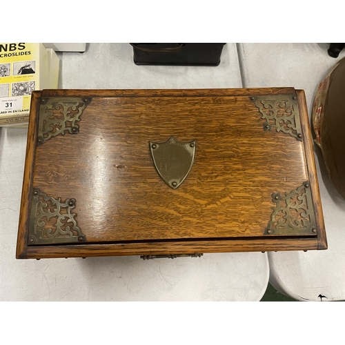 29 - A 19TH CENTURY ENGLISH OAK SLIDE TOP HUMIDOR BOX WITH BRASS TRIM AND KEY