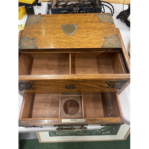 29 - A 19TH CENTURY ENGLISH OAK SLIDE TOP HUMIDOR BOX WITH BRASS TRIM AND KEY