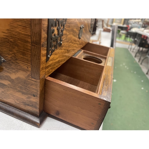 29 - A 19TH CENTURY ENGLISH OAK SLIDE TOP HUMIDOR BOX WITH BRASS TRIM AND KEY