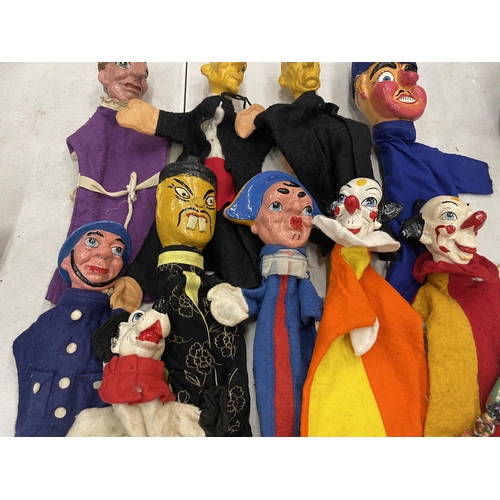 6 - TEN GENUINE COLLECTABLE VINTAGE PUNCH AND JUDY TOYS AND A STRING OF SAUSAGES