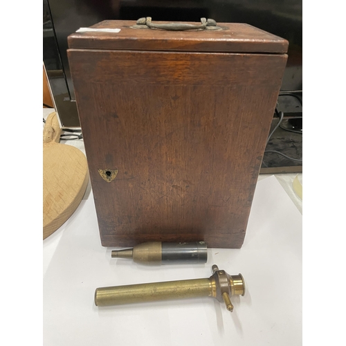 7 - A VINTAGE BRASS MICROSCOPE IN AN OAK BOX WITH A DRAWER OF SLIDES AND TWO FURTHER FITMENTS