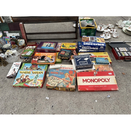 2046 - A LARGE ASSORTMENT OF VINTAGE AND RETRO BOARD GAMES