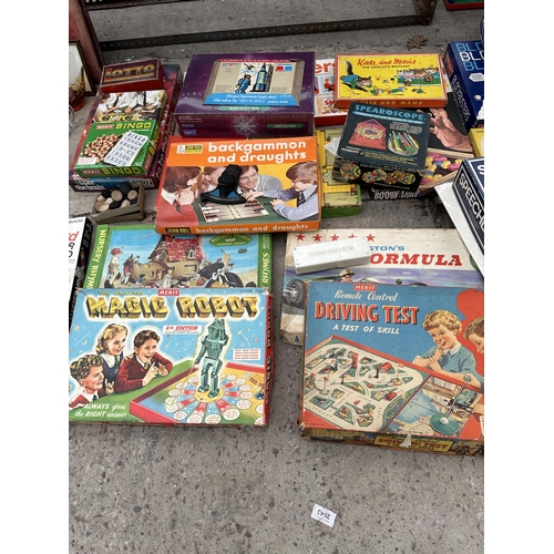 2046 - A LARGE ASSORTMENT OF VINTAGE AND RETRO BOARD GAMES