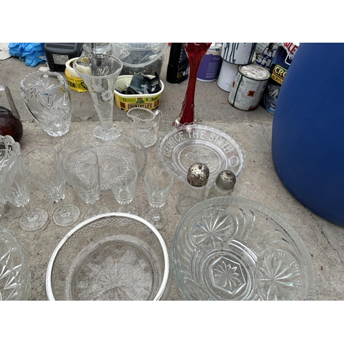 2053 - AN ASSORTMENT OF GLASS WARE TO INCLUDE VASES AND BOWLS ETC