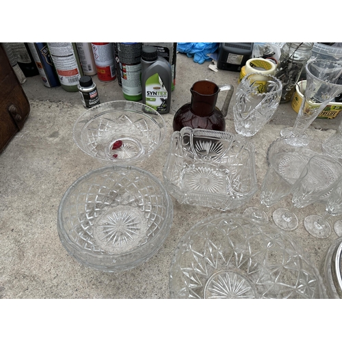 2053 - AN ASSORTMENT OF GLASS WARE TO INCLUDE VASES AND BOWLS ETC