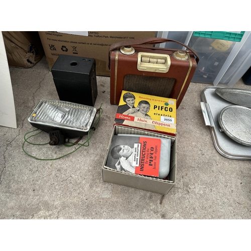 2055 - AN ASSORTMENT OF VINTAGE ITEMS TO INCLUDE A RADIO, A SPOT LIGHT AND PIFCO CLIPPERS ETC