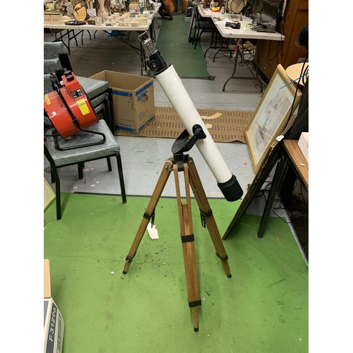 1245 - A STUDENTS TELESCOPE ON WOODEN TRIPOD BASE