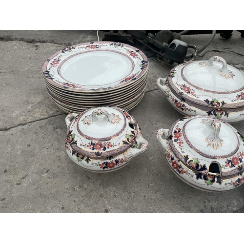 2059 - AN ASSORTMENT OF CERAMIC DINNER SERVICE ITEMS TO INCLUDE TUREENS AND PLATES ETC