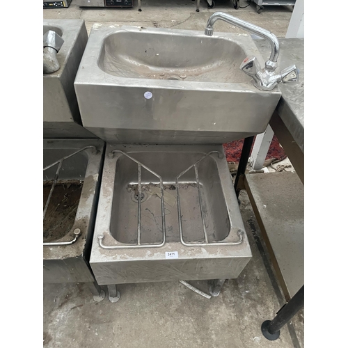 2471 - AN INDUSTRIAL STAINLESS STEEL TWO TIER SINK UNIT