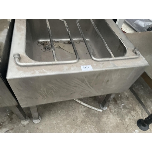 2471 - AN INDUSTRIAL STAINLESS STEEL TWO TIER SINK UNIT