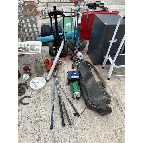 2100 - AN ASSORTMENT OF GOLF ITEMS TO INCLUDE CLUBS, A GOLF BAG AND A GOLF TROLLEY ETC