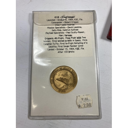 318 - THREE VARIOUS MEDALS AND TOKENS TO INCLUDE A LIMITED EDITION OF 1000 MICHELANGELO QUICENTENNIAL MEDA... 