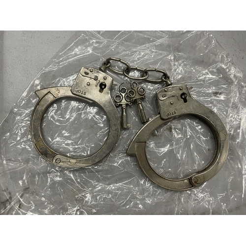 943A - A PAIR OF HANDCUFFS WITH KEYS