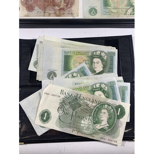 431 - A QUANTITY OF ONE POUND NOTES TOGETHER WITH A FRAME CONTAINING A BANK OF ENGLAND TEN SHILLINGS NOTE ... 