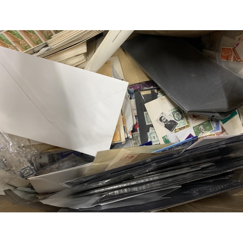 500 - A VERY LARGE QUANTITY OF WORLDWIDE STAMPS AND FIRST DAY COVERS TO INCLUDE CANADIAN FIRST DAY COVERS,... 