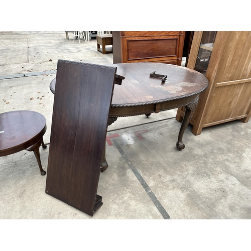 2866 - AN EARLY 20TH CENTURY OVAL WIND OUT DINING TABLE, 61 X 41