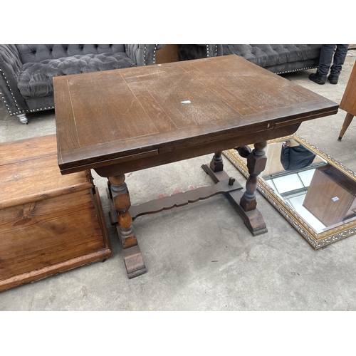 2899 - A MID 20TH CENTURY OAK DRAW LEAF DINING TABLE