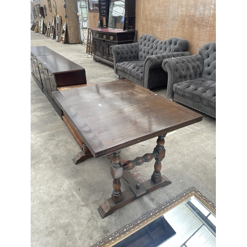 2899 - A MID 20TH CENTURY OAK DRAW LEAF DINING TABLE