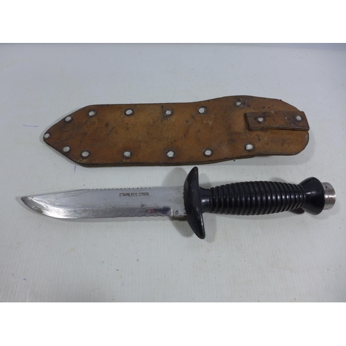 306 - A DIVERS KNIFE AND SCABBARD, 15CM BLADE