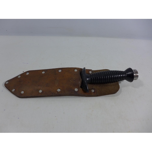 306 - A DIVERS KNIFE AND SCABBARD, 15CM BLADE