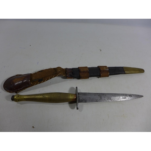 310 - A MID 20TH CENTURY FAIRBAIRN SYKES KNIFE AND SCABBARD, 14.3CM BLADE, BRASS GRIP WITH KNURLED DECORAT... 