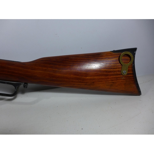 321 - A NON FIRING REPLICA WINCHESTER RIFLE, 50CM BARREL, WOODEN STOCKED, LENGTH 100CM