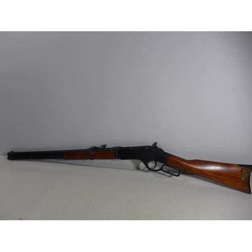 321 - A NON FIRING REPLICA WINCHESTER RIFLE, 50CM BARREL, WOODEN STOCKED, LENGTH 100CM