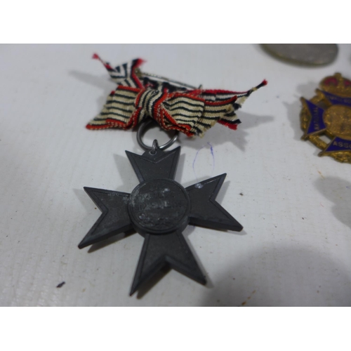 352 - A LARGE COLLECTION OF MEDALS AND ASSORTED MILITARY BADGES, TO INCLUDE WORLD WAR I WAR MERIT CROSS, C... 