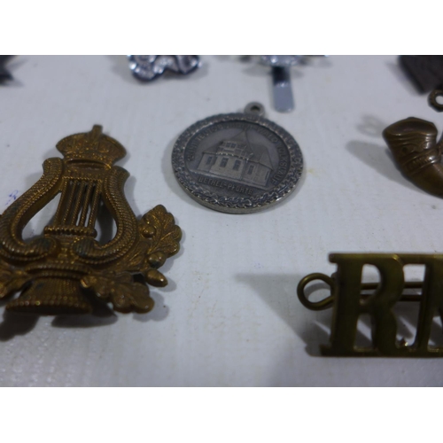 352 - A LARGE COLLECTION OF MEDALS AND ASSORTED MILITARY BADGES, TO INCLUDE WORLD WAR I WAR MERIT CROSS, C... 